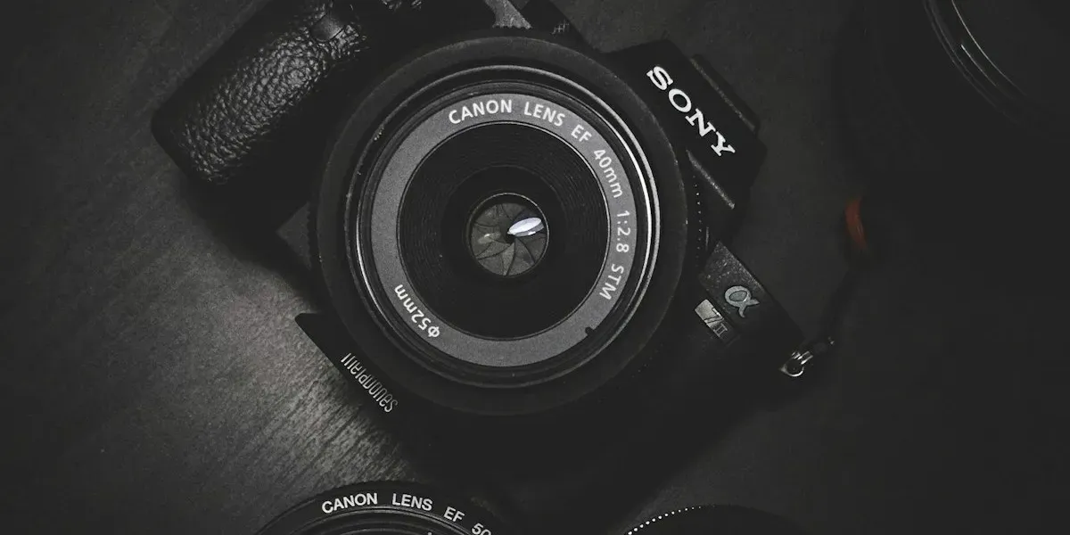 Un objectif d'appareil photo avec un bokeh, representant la capture d'images moderne et l'evolution des formats