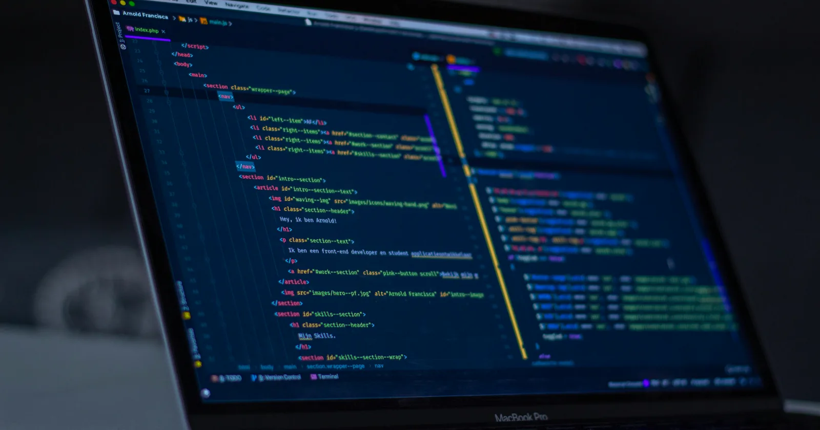 Un escritorio con un portátil, código en pantalla y un cuaderno abierto; convertir HTML en Markdown limpio para prompts de LLM