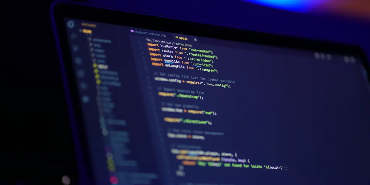 Das Laptop eines Entwicklers zeigt Terminal-Ausgabe; die meiste Impex-Arbeit passiert an der Grenze zwischen Code und Plattform-Konsole