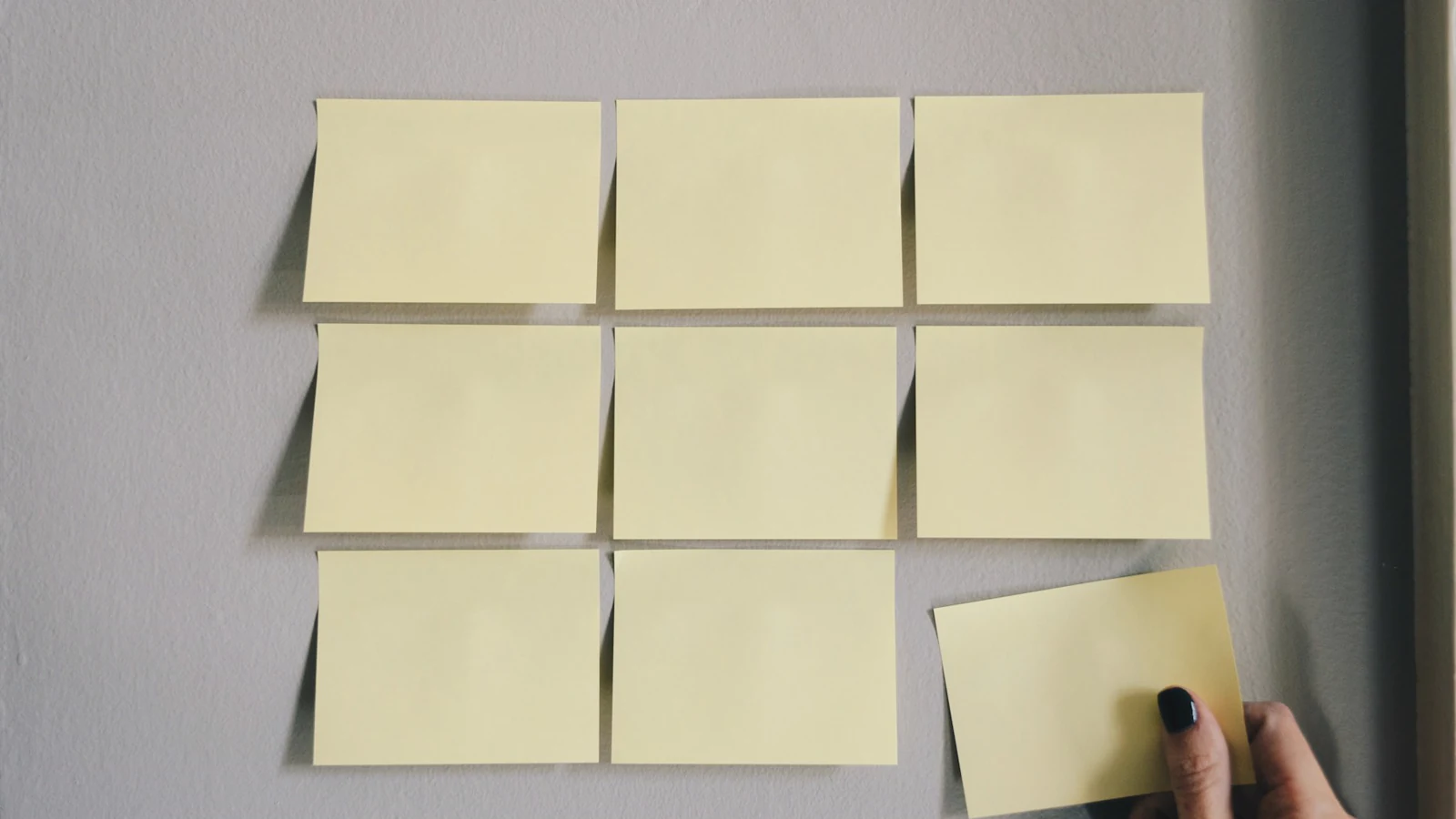 Post-its movibles en una pared — exactamente el modelo mental detrás del Reordenador de Páginas PDF